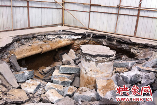 此次路面塌陷的直徑約為3米，深度有2米左右，坑內(nèi)布滿了碎石，路面下方20厘米左右。