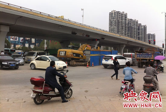 此次塌陷位于鄭州市西三環(huán)與中原路交叉口東側(cè)路西，對(duì)交通影響明顯。