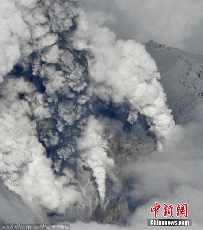 當(dāng)?shù)貢r間2014年9月27日，日本中部御岳山發(fā)生噴發(fā)，或已造成數(shù)人受傷。