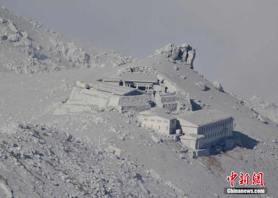 當(dāng)?shù)貢r間2014年9月27日，日本中部御岳山發(fā)生噴發(fā)，或已造成數(shù)人受傷。
