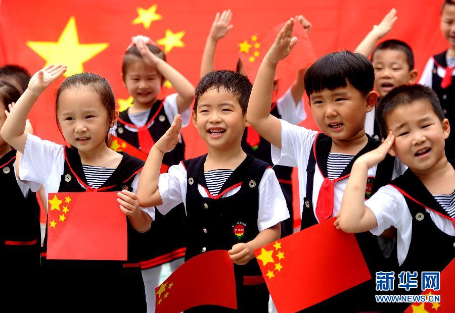  9月28日，安徽淮南市直機(jī)關(guān)幼兒園的小朋友在國旗前唱《國歌》，慶祝祖國65周歲生日。