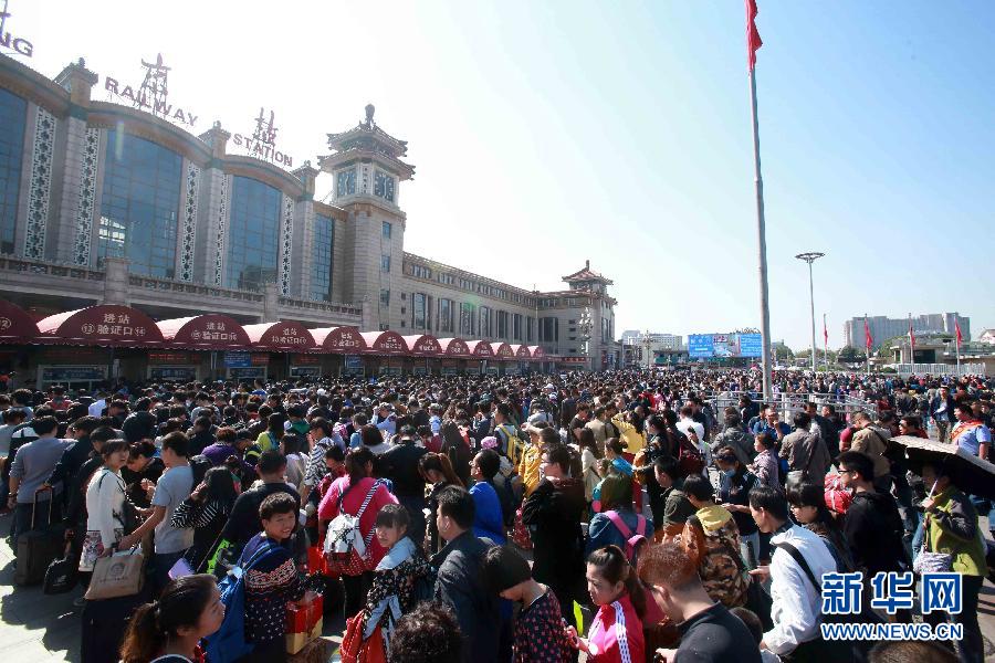  10月6日，在北京火車站，人們排隊(duì)進(jìn)站。