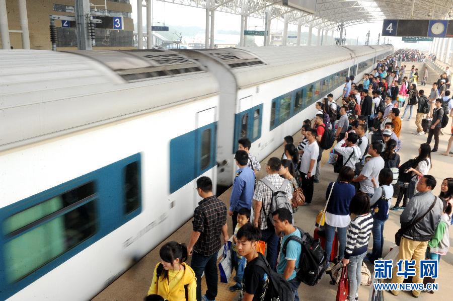 10月6日，在安徽銅陵火車站，大批旅客在站臺(tái)上等候乘車。