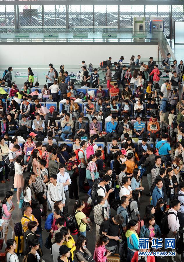 10月6日，旅客在蘇州火車站候車大廳等候乘車。