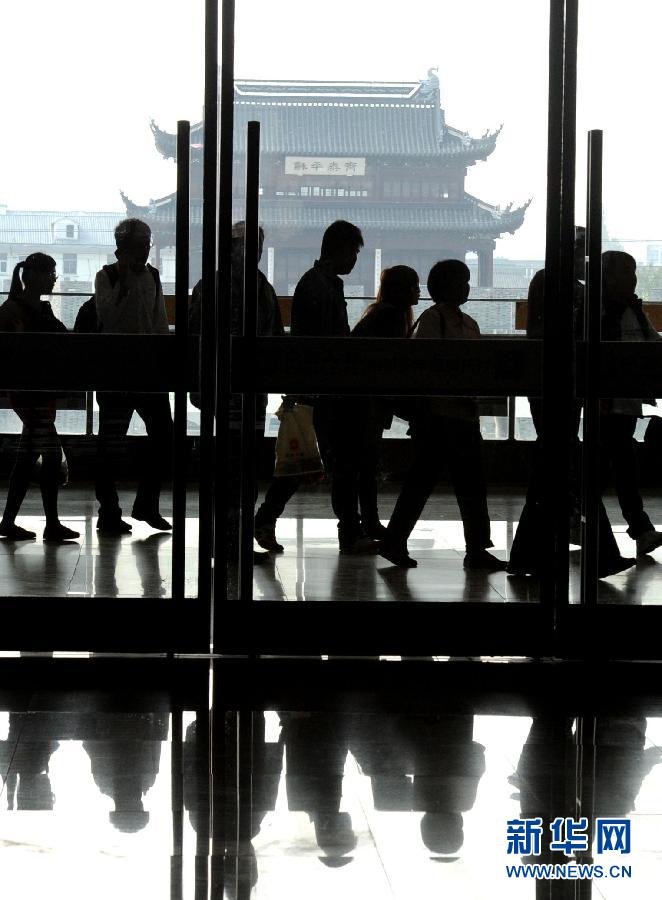 10月6日，旅客排隊(duì)進(jìn)入蘇州火車站二樓候車大廳。