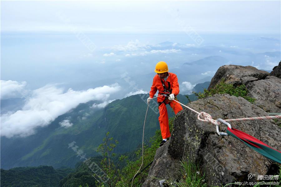10月5日，峨眉山景區(qū)清潔工彭文才下到巖壁清理游客丟棄的垃圾。