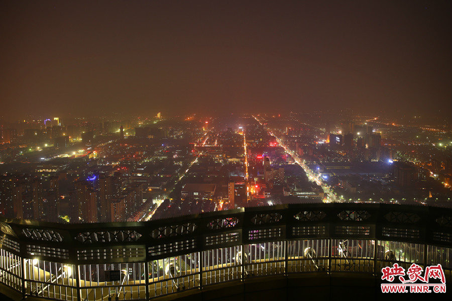 18：40鄭州沉浸在一片霧霾中，都市的燈光霧蒙蒙的，夜空看不到月亮的蹤跡。