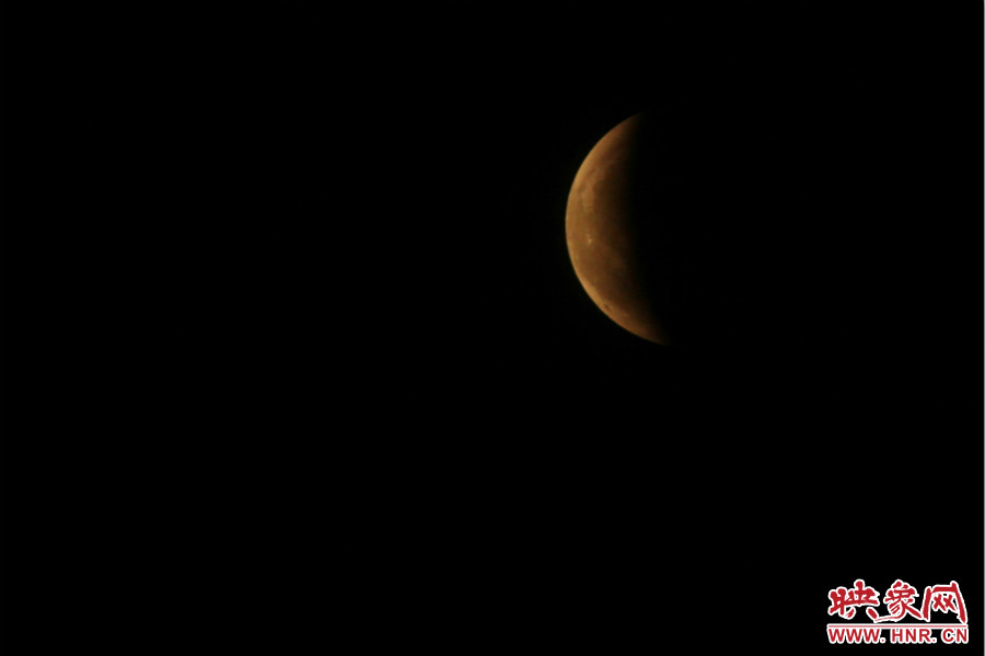 19：47夜風(fēng)吹散了霧霾，月亮漸露芳容。