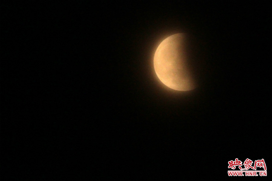 20：11夜空依然能見(jiàn)度很低，月亮看起來(lái)總是霧蒙蒙的。