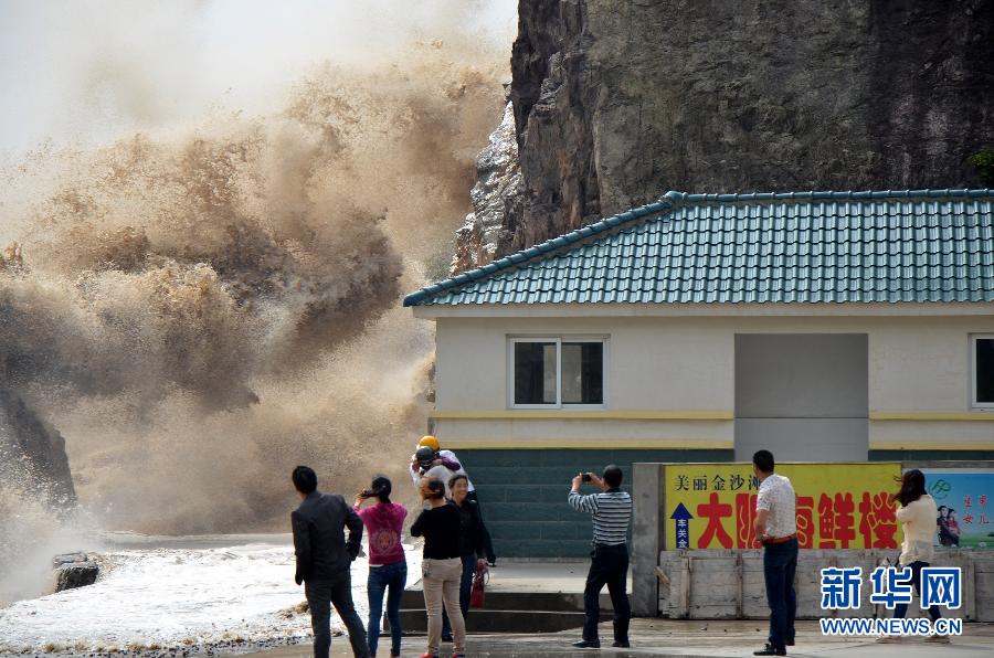10月12日，浙江省溫嶺市石塘鎮(zhèn)海域出現(xiàn)大浪。