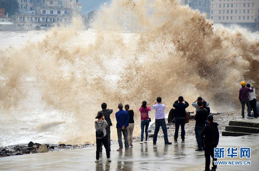 10月12日，人們?cè)谡憬貛X市石塘鎮(zhèn)觀看大浪。