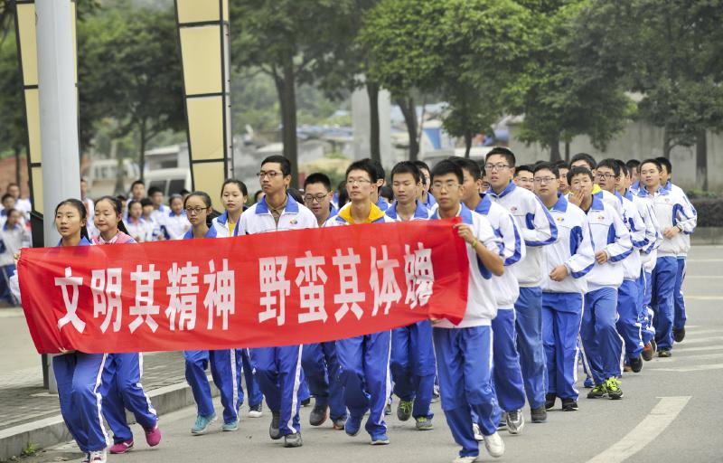 10月14日，成都七中萬(wàn)達(dá)學(xué)校實(shí)行三年跑六百公里才能畢業(yè)，現(xiàn)場(chǎng)學(xué)生開(kāi)始長(zhǎng)跑。