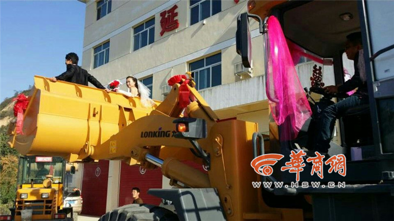 陜西小伙開8臺裝載機(jī)接新娘。