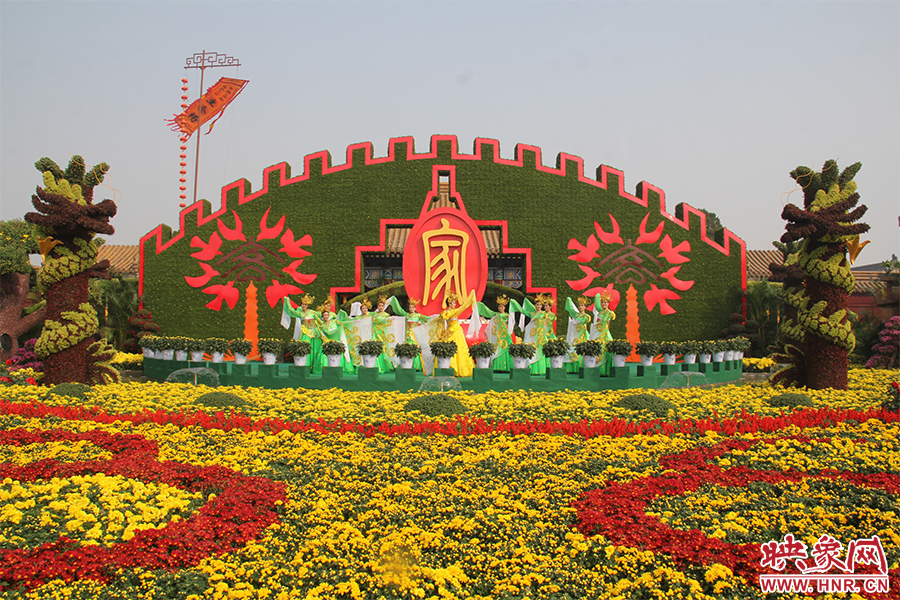 龍亭公園內(nèi)大型菊花景觀。