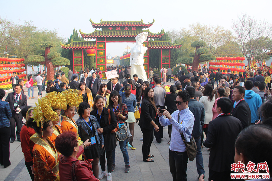 與會領(lǐng)導(dǎo)與嘉賓入園賞菊。
