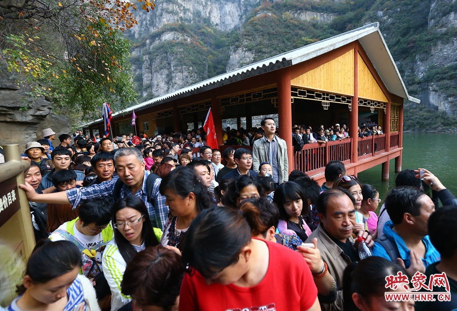 由于長時間擁擠不動，導(dǎo)致游客產(chǎn)生了焦躁的情緒