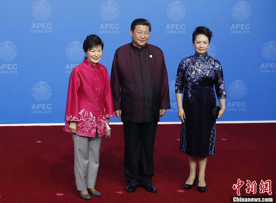 圖為習(xí)近平夫婦歡迎韓國(guó)總統(tǒng)樸槿惠。中新社發(fā) 杜洋 攝