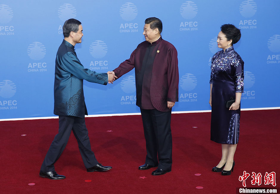圖為習(xí)近平夫婦歡迎中國(guó)香港特別行政區(qū)行政長(zhǎng)官梁振英。中新社發(fā) 杜洋 攝