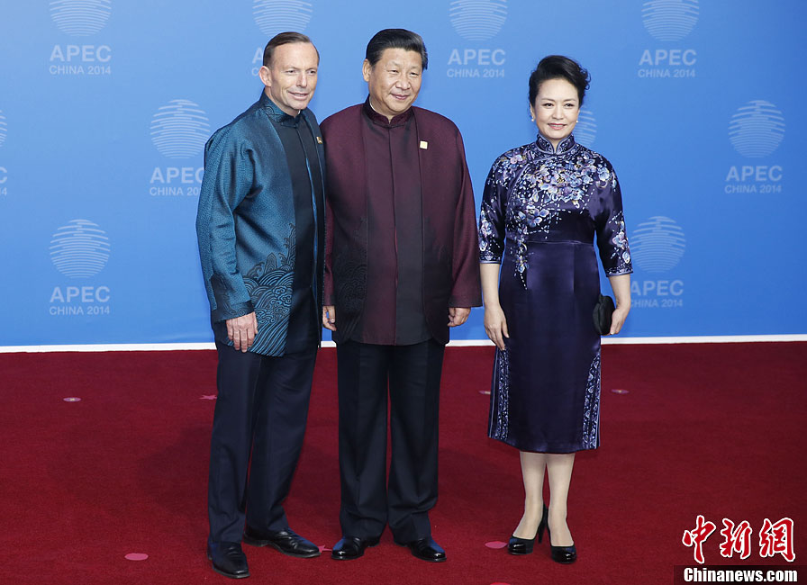 圖為習(xí)近平夫婦歡迎澳大利亞總理阿博特。中新社發(fā) 杜洋 攝