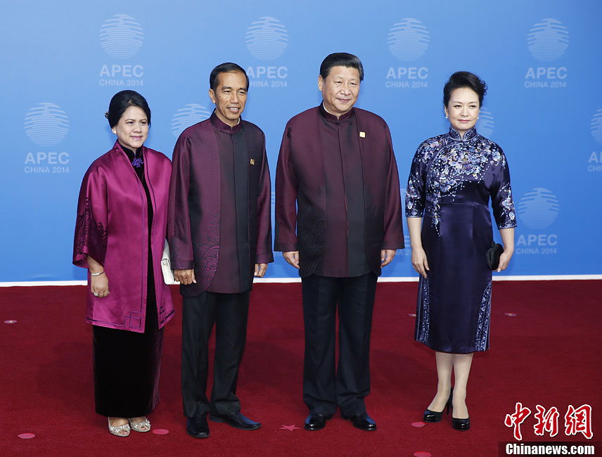圖為習(xí)近平夫婦歡迎印度尼西亞總統(tǒng)佐科·維多多。中新社發(fā) 杜洋 攝