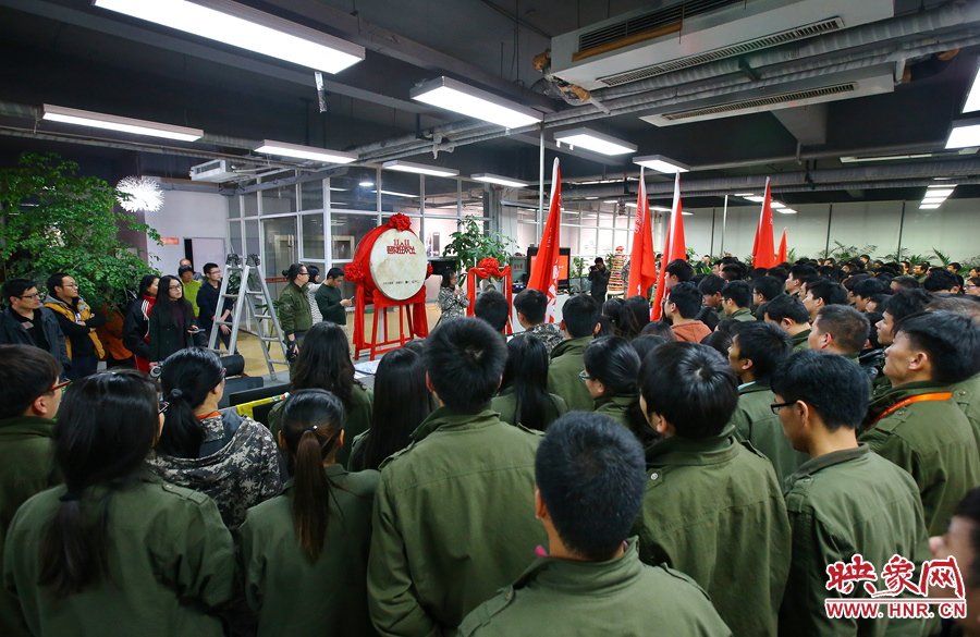 “雙十一”零點(diǎn)到來前，電商的負(fù)責(zé)人為一線員工鼓勁加油