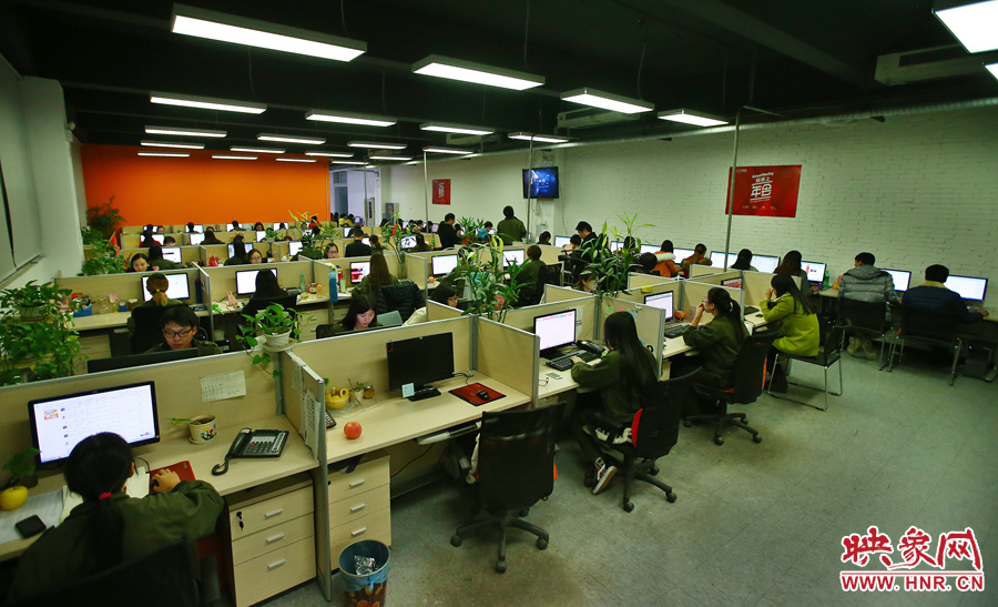 客服大廳內(nèi)，每天電腦前都坐著忙碌的客服人員