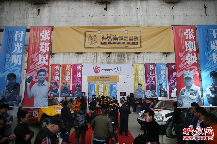 11月11日，河南30年賽車歷程《賽車手眼里的世界》攝影展開展。