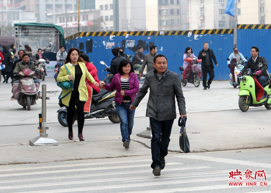 因為堵車，許多上班族飛奔在路上