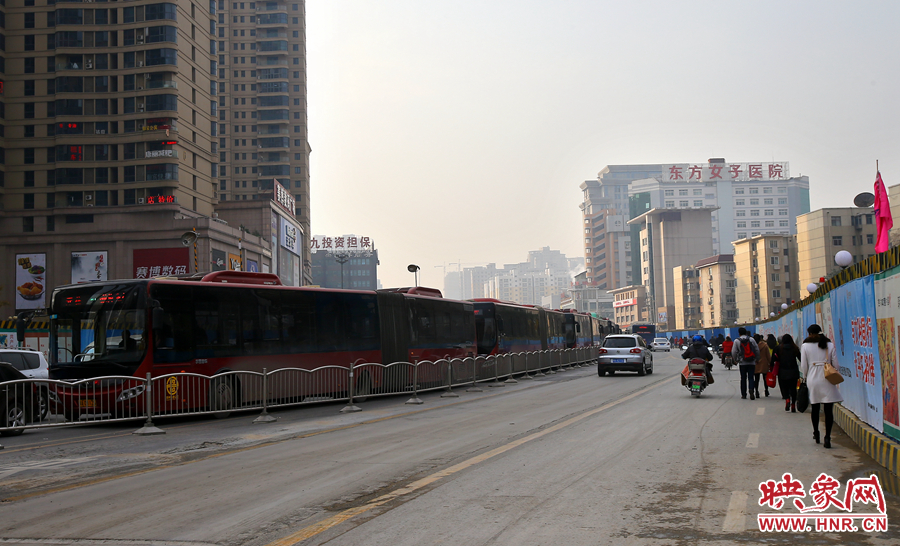 未來路道路兩邊施工，行人和非機動在機動車道路上通行