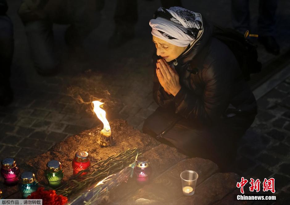 當(dāng)?shù)貢r(shí)間2014年11月22日，烏克蘭基輔，民眾舉行儀式紀(jì)念1932-1933烏克蘭大饑荒81周年