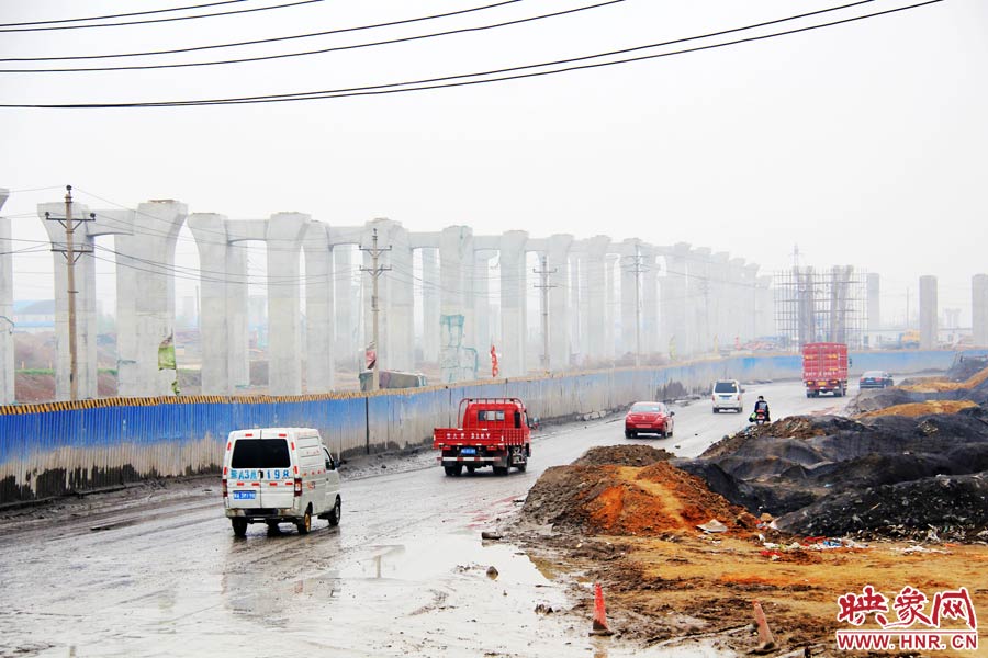 鄭平路柴郭轉(zhuǎn)盤處以及圍擋兩邊預(yù)留的道路坑坑洼洼，無人維護(hù)，造成事故頻發(fā)，經(jīng)常堵車。