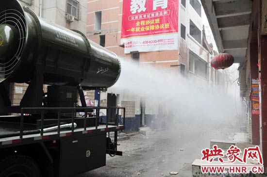 針對(duì)造成霧霾的主兇“建筑工地?fù)P塵”，“霧炮車”降塵除塵效果能到到80%。