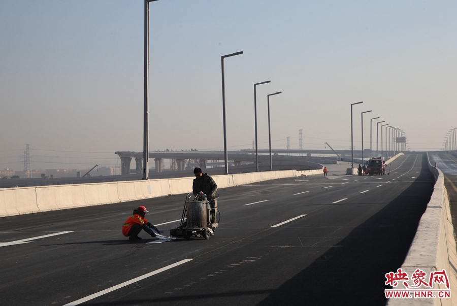 部門路段工人正在噴畫道路標(biāo)線。