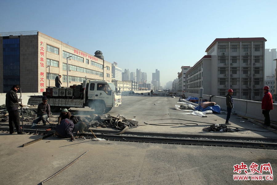 由西向東方向，嵩山南路出口以東，仍在緊張施工中。