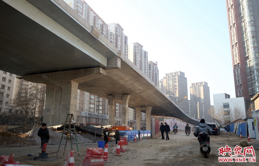 由西向東方向，嵩山南路出口以東，仍在緊張施工中。