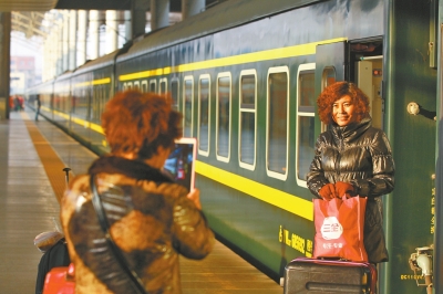 鄭州火車站又見綠皮車,車前留個影。
