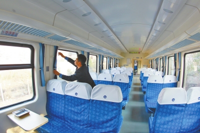 硬座車廂 藍色座套，清清爽爽。