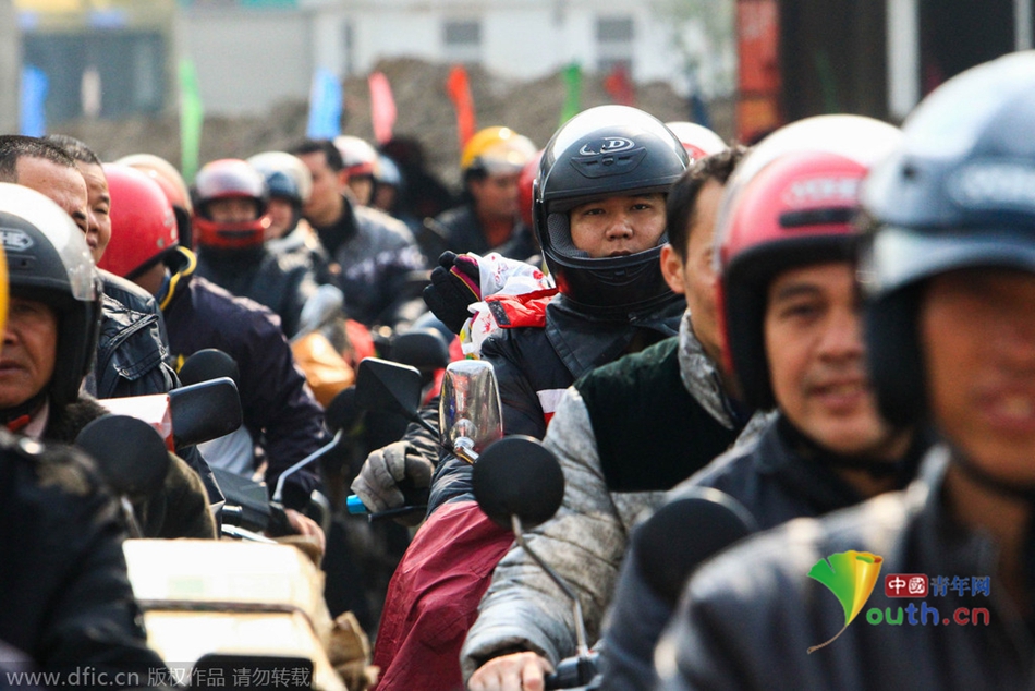 2015年2月10日，廣東佛山，順德龍山加油站為返鄉(xiāng)摩托車免費(fèi)加油。