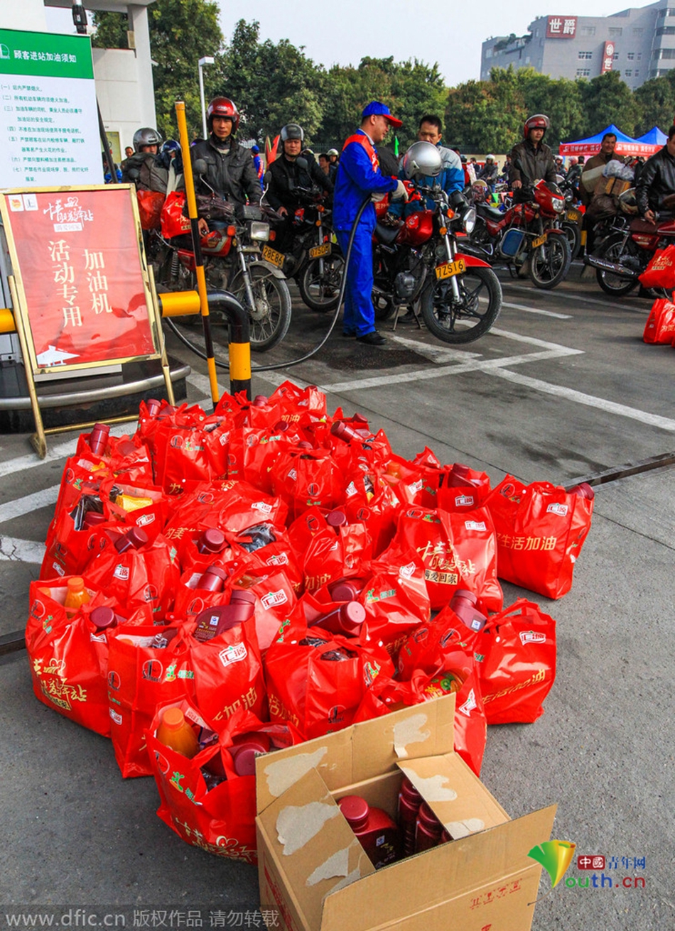 2015年2月10日，廣東佛山，順德龍山加油站為返鄉(xiāng)摩托車免費(fèi)加油。