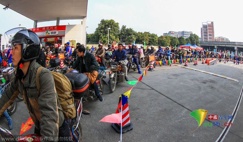 2015年2月10日，廣東佛山，順德龍山加油站為返鄉(xiāng)摩托車免費(fèi)加油。