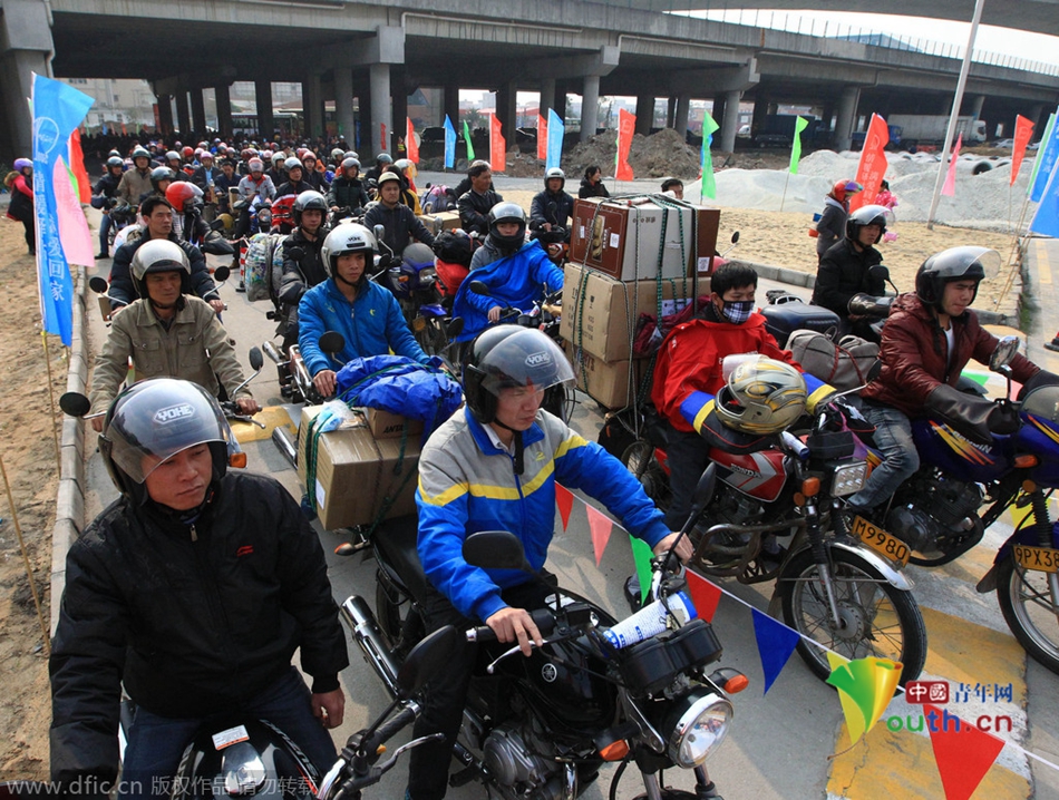 2015年2月10日，廣東佛山，順德龍山加油站為返鄉(xiāng)摩托車免費(fèi)加油。