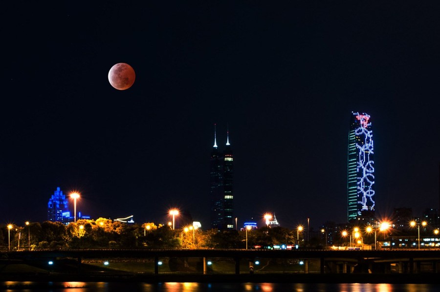 4月4日，深圳，月全食，一輪紅月亮現(xiàn)身夜空。（合成）鄧飛/CFP