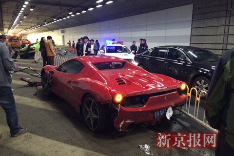 一輛蘭博基尼與一輛法拉利發(fā)生事故，現(xiàn)場(chǎng)狀況慘烈