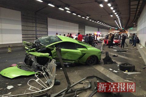 一輛蘭博基尼與一輛法拉利發(fā)生事故，現(xiàn)場(chǎng)狀況慘烈