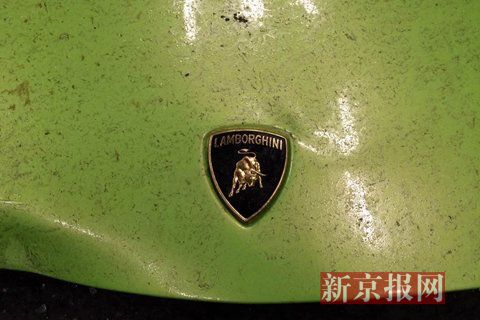 一輛蘭博基尼與一輛法拉利發(fā)生事故，現(xiàn)場(chǎng)狀況慘烈