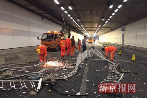 一輛蘭博基尼與一輛法拉利發(fā)生事故，現(xiàn)場(chǎng)狀況慘烈