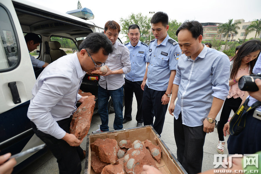 市文化綜合執(zhí)法大隊工作人員和110公安干警也迅速趕到現(xiàn)場維持秩序。
