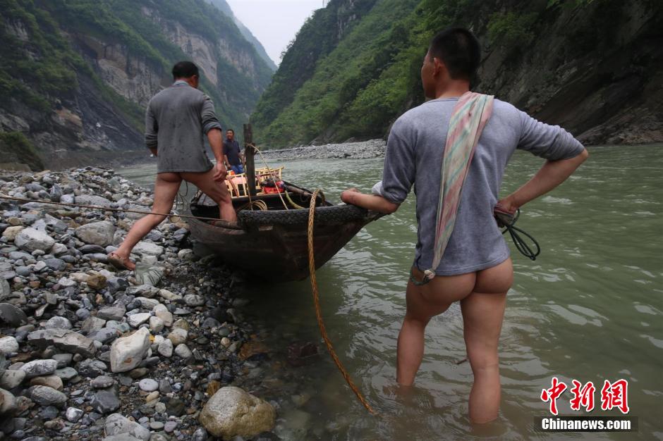 巴東神農(nóng)溪還保留著獨特的裸體纖夫拉纖景觀。