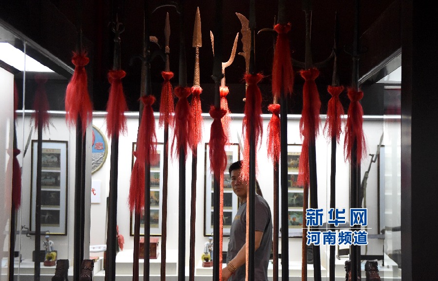 4月26日，參觀者在兵器展覽館內(nèi)參觀。