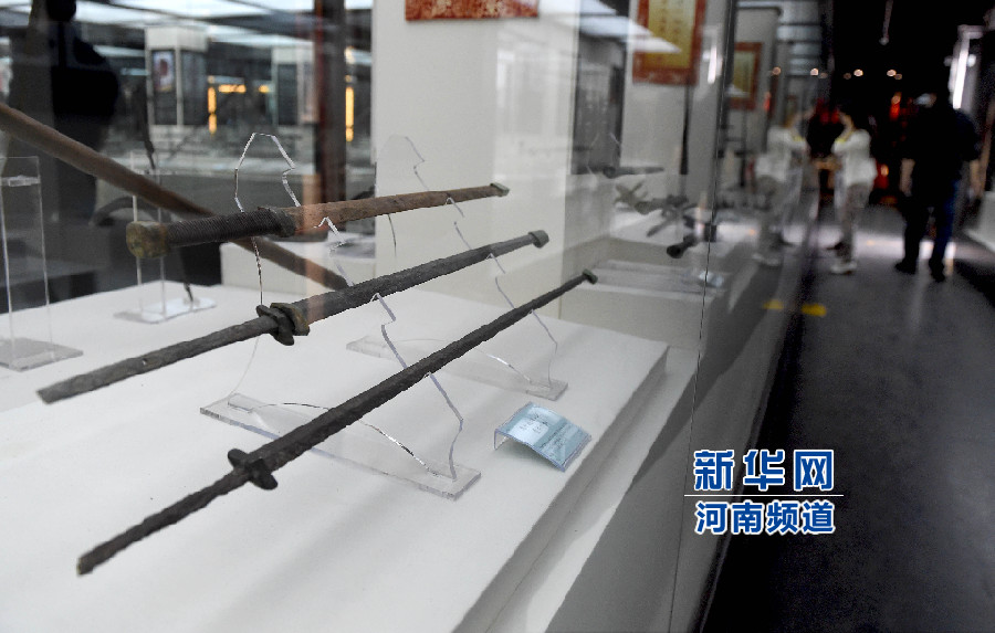 4月26日，參觀者在兵器展覽館內(nèi)參觀。